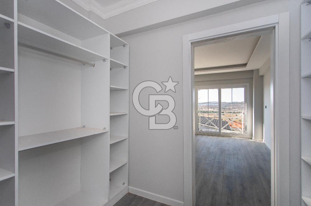 Foçaköy'de Satılık 5+1 Tam Müstakil Havuzlu Villa