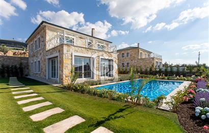 Foçaköy'de Satılık 5+1 Tam Müstakil Havuzlu Villa