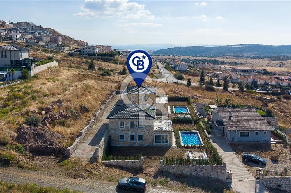 Foçaköy'de Satılık 5+1 Tam Müstakil Havuzlu Villa