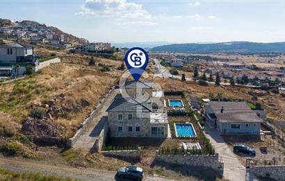 Foçaköy'de Satılık 5+1 Tam Müstakil Havuzlu Villa