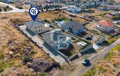Foçaköy'de Satılık 5+1 Tam Müstakil Havuzlu Villa