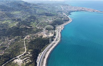 DENİZE 450 METRE MESAFEDE, İMARA CEPHE, DENİZ MANZARALI ARSALAR