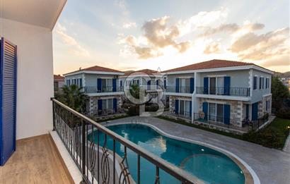 Foça Hacıveli Mah. Havuzlu Site İçerisinde Satılık 3+1 Villa