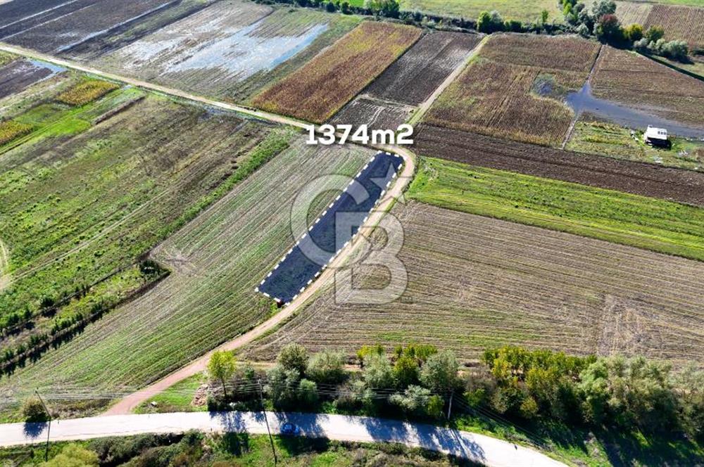 CB AKADEMİ ÇAVUŞLU SATILIK ÇİFT CEPHE YOLA SAHİP 1374 m2 TARLA