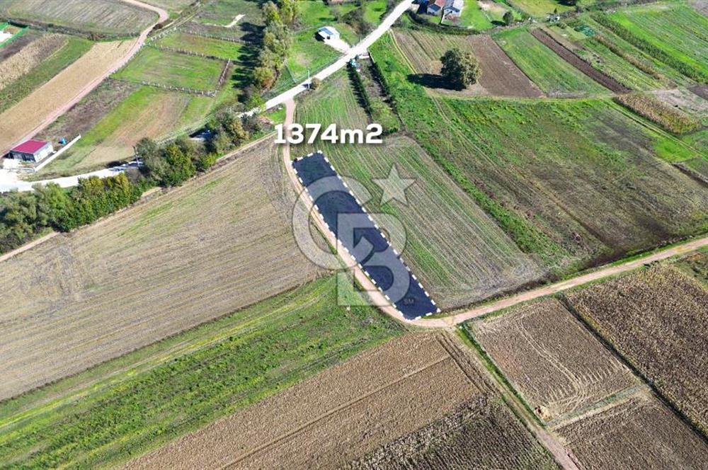 CB AKADEMİ ÇAVUŞLU SATILIK ÇİFT CEPHE YOLA SAHİP 1374 m2 TARLA