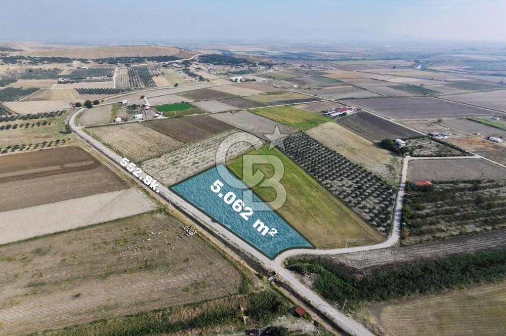 FOÇA GERENKÖY'DE 5.062 m² MÜSTAKİL TAPULU, 150 M YOL CEPHELİ