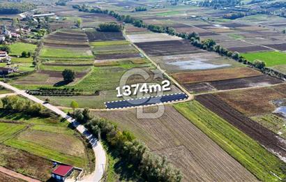CB AKADEMİ ÇAVUŞLU SATILIK ÇİFT CEPHE YOLA SAHİP 1374 m2 TARLA