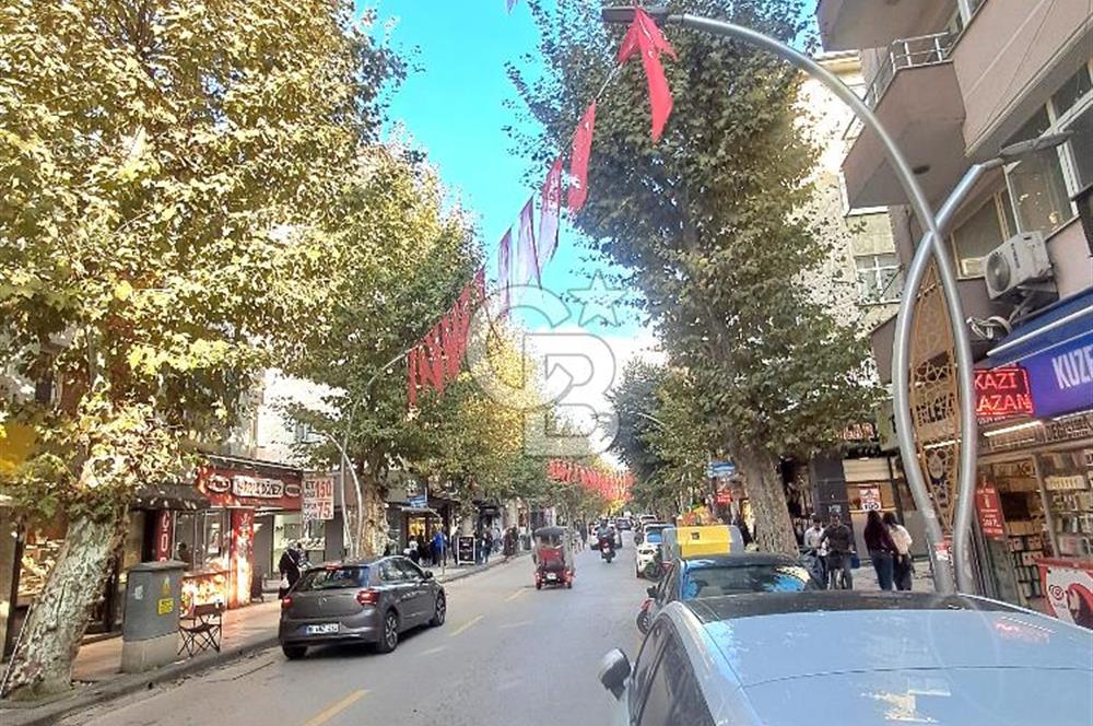 İstanbul Caddesi üzerinde, Kurumsal Kiracılı Satılık Bina. 