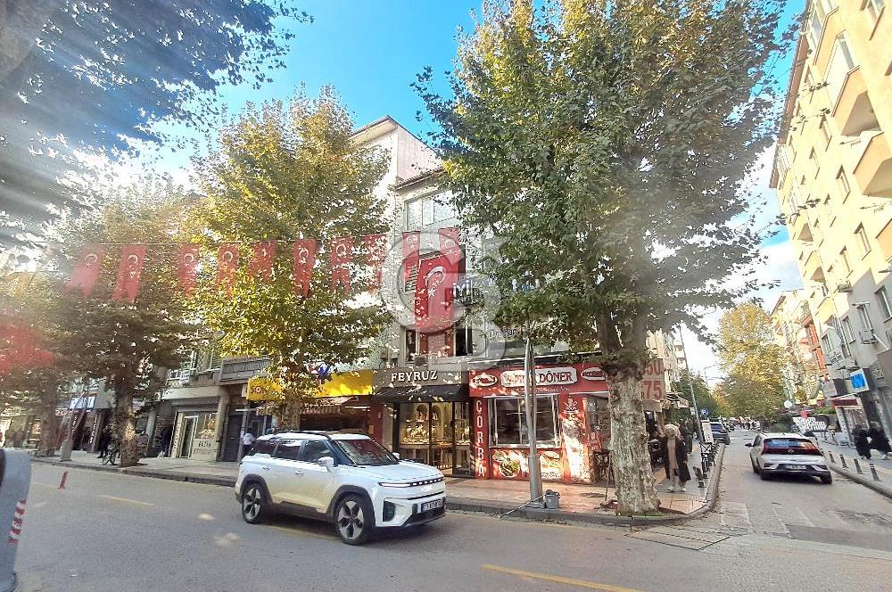 İstanbul Caddesi üzerinde, Kurumsal Kiracılı Satılık Bina. 