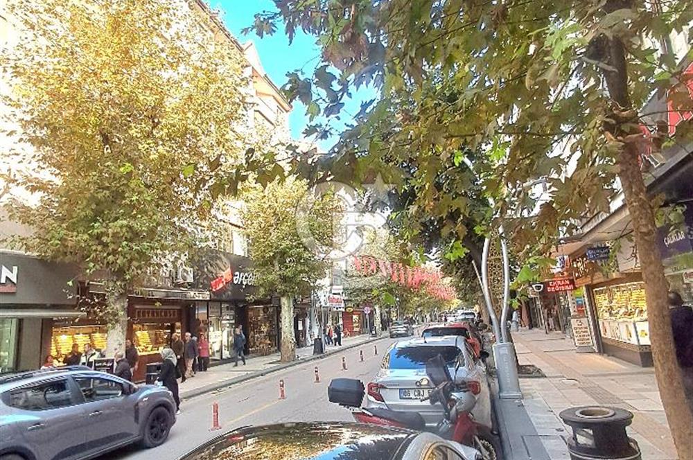 İstanbul Caddesi üzerinde, Kurumsal Kiracılı Satılık Bina. 
