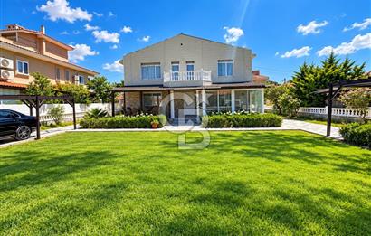 ÇEŞME ŞİFNE’DE GENİŞ BAHÇELİ 7+1 MÜSTAKİL VİLLA