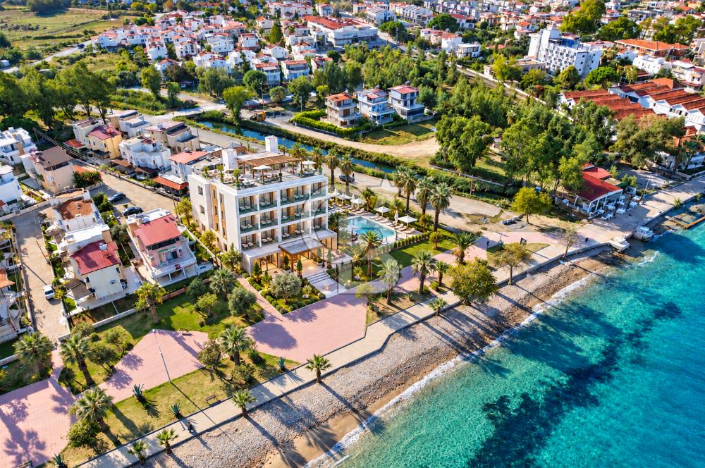Kuşadası Güzelçamlı'da Denize Sıfır 32 Odalı, Full Deniz Manzaralı Satılık Otel
