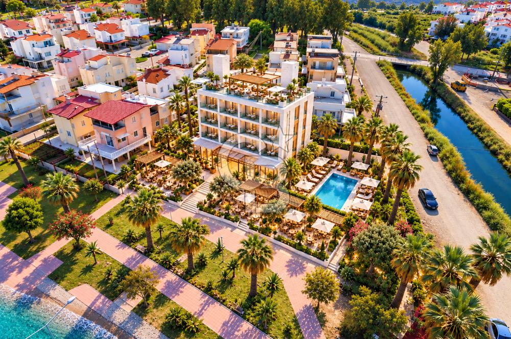Kuşadası Güzelçamlı'da Denize Sıfır 32 Odalı, Full Deniz Manzaralı Satılık Otel