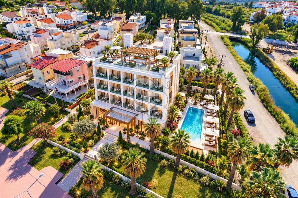 Kuşadası Güzelçamlı'da Denize Sıfır 32 Odalı, Full Deniz Manzaralı Satılık Otel