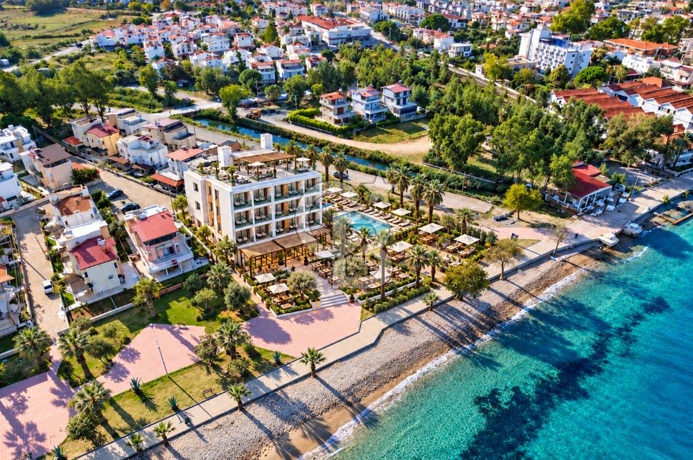 Kuşadası Güzelçamlı'da Denize Sıfır 32 Odalı, Full Deniz Manzaralı Satılık Otel