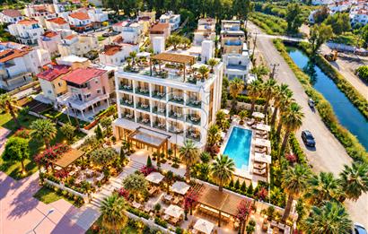 Kuşadası Güzelçamlı'da Denize Sıfır 32 Odalı, Full Deniz Manzaralı Satılık Otel