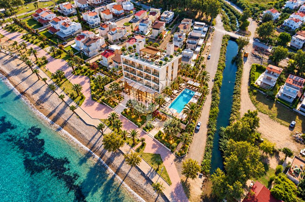 Kuşadası Güzelçamlı'da Denize Sıfır 32 Odalı, Full Deniz Manzaralı Satılık Otel