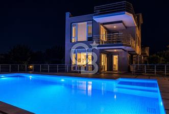 ANTALYA DEMRE'DE DENİZE SIFIR | ÖZEL HAVUZLU | EŞSİZ MANZARALI VİLLA - 1 - 378960