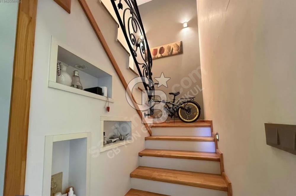 Bayraklı Soğukkuyu’da Girne Caddesi Cepheli Kiralık 3+1 Dubleks