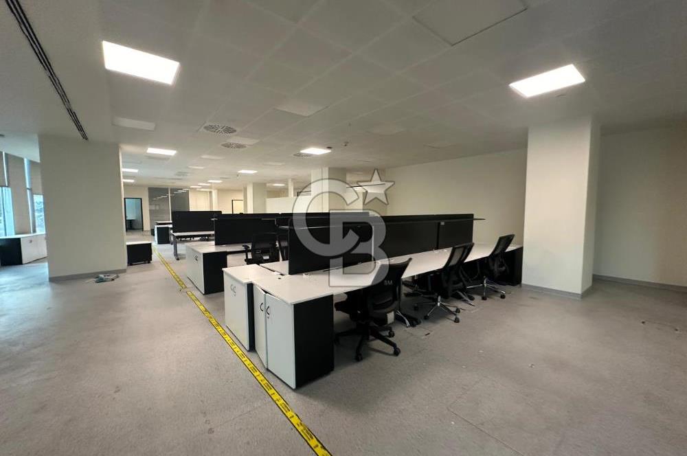 ÜMRANİYE YAMANEVLER'DE 1.650 M2 KISMİ EŞYALI KİRALIK OFİS KATI