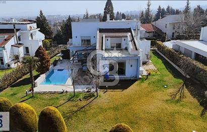 Yürüyüş Yolunda 1452m2 Arsaya Sahip Asansörlü ve Havuzlu Villa