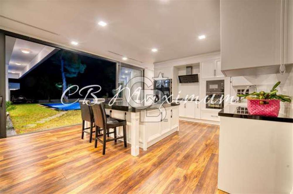 KKTC, Girne'de satılık özel tasarım 5 odalı villa