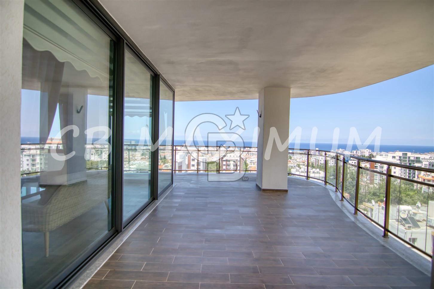 KKTC Girne Merkezde Muhteşem Deniz ve Dağ Manzaralı Eşyalı Kiralık 3+1 Residence Daire